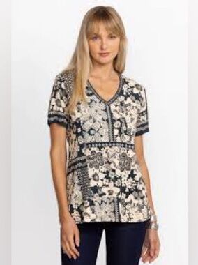 Johnny Was THE JANIE FAVORITE SHORT SLEEVE V‑NECK SWING TEE. Size Small